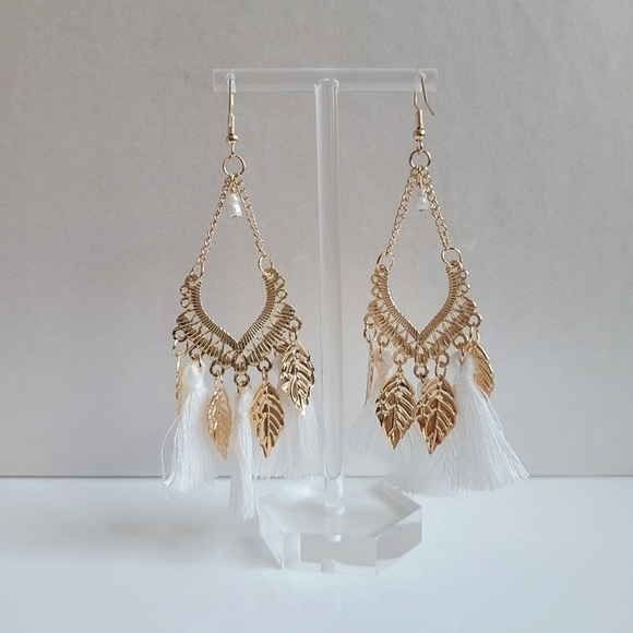 ☀️NWT Gold and White Tassel Boho Earrings - Picture 3 of 3